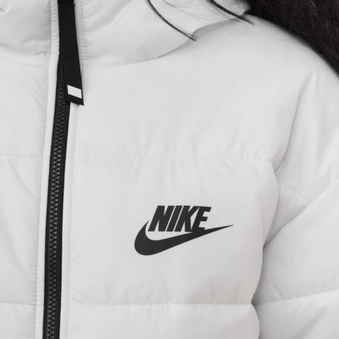 Жіноча куртка Nike W NSW SYN TF RPL HD JKT DX1797-121 - зображення 4 Фото Жіноча куртка Nike W NSW SYN TF RPL HD JKT DX1797-121 - зображення 4