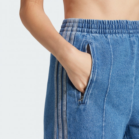 Жіночі джинсові шорти Adidas Adicolor Firebird Originals JD2562 - зображення 4 Фото Жіночі джинсові шорти Adidas Adicolor Firebird Originals JD2562 - зображення 4