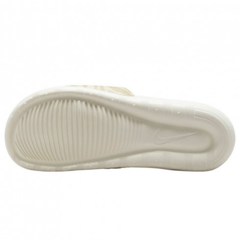 Жіночі шльопанці W NIKE VICTORI ONE SLIDE PRINT CN9676-105 - зображення 3 Фото Жіночі шльопанці W NIKE VICTORI ONE SLIDE PRINT CN9676-105 - зображення 3