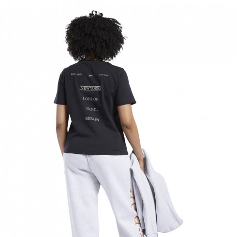 Жіноча футболка Reebok Classics Graphic GV3325 - зображення 2 Фото Жіноча футболка Reebok Classics Graphic GV3325 - зображення 2